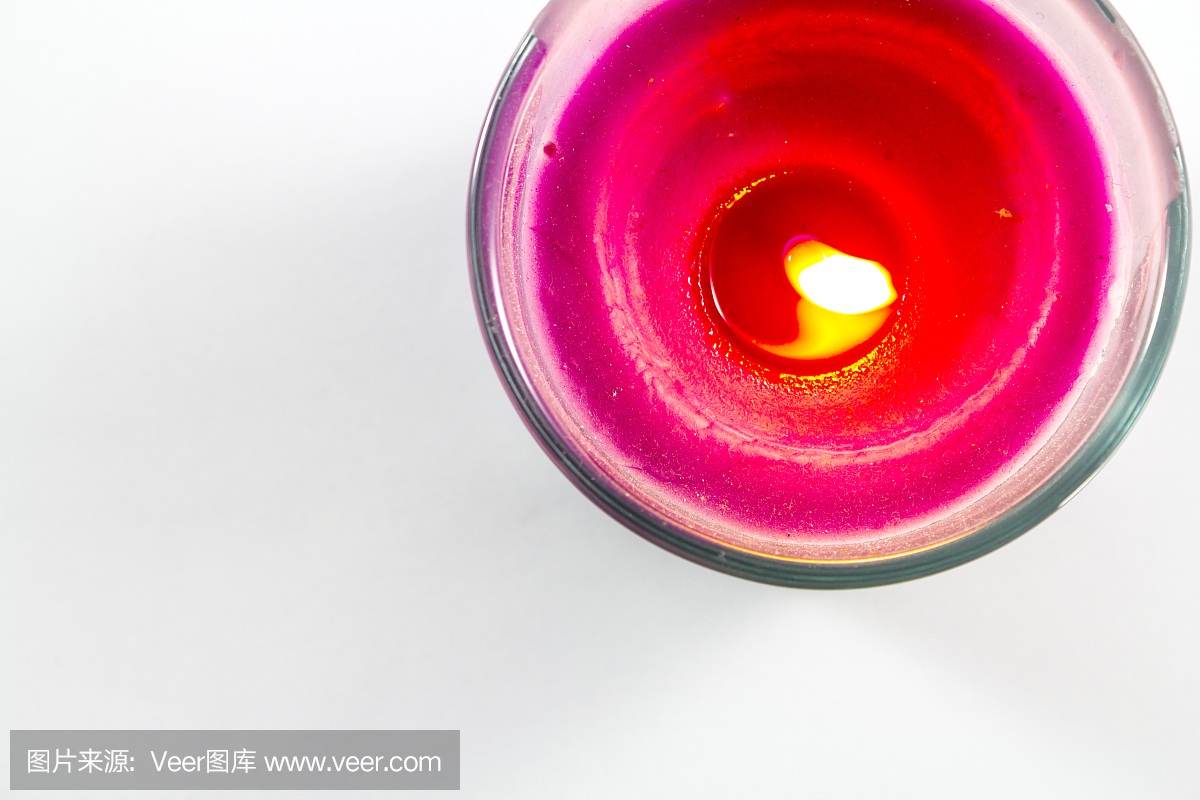 右边的杯子里有蜡烛